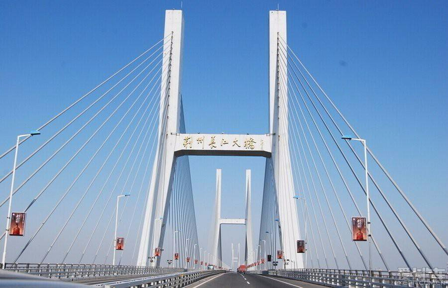 荆州长江大桥北汊主桥斜拉索安装施工